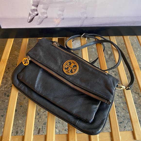 Tory Burch Sling Bag. - Picture 3 of 17